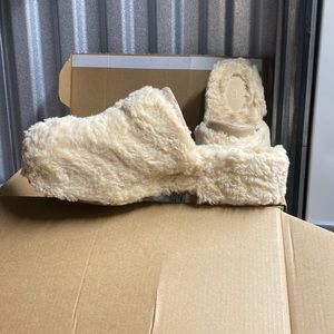 Brand New Ugg Clogs. Never worn. Size 9